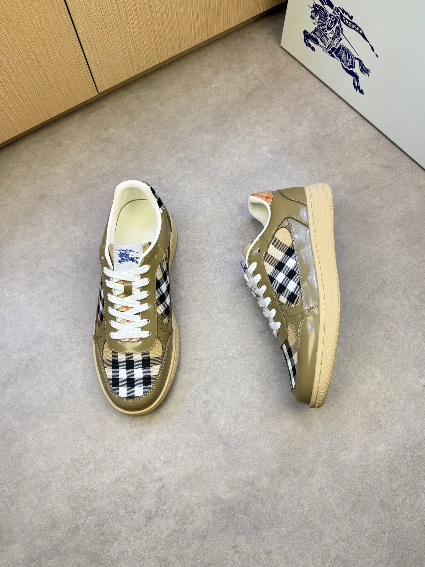 P400 [BURBERRY] Burberry casual sports sneakers - Upper: imported 🔝 open edge beaded calfskin, brand totem cloth, tongue brand cloth label - Inner: water-dyed cowhide - Outsole: ultra-light TPR rubber; two-color molded outsole - Super high quality control·Fine workmanship: highlighted (high-end, extravagance, grade) -Size: 38-44 (Male 45, can be customized)·BBR0372